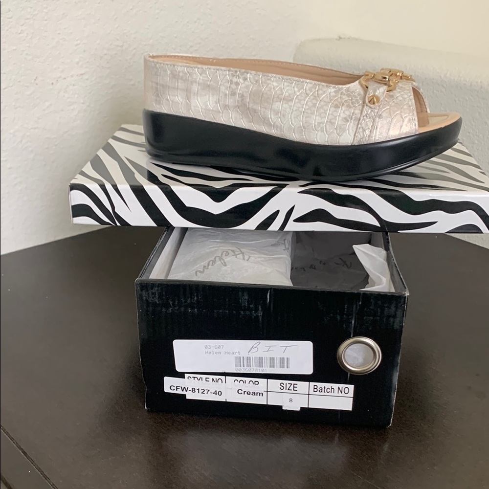 Helen Heart Cream and Black Wedge Mules for Effortless Elegance.
RUNS SMALL.